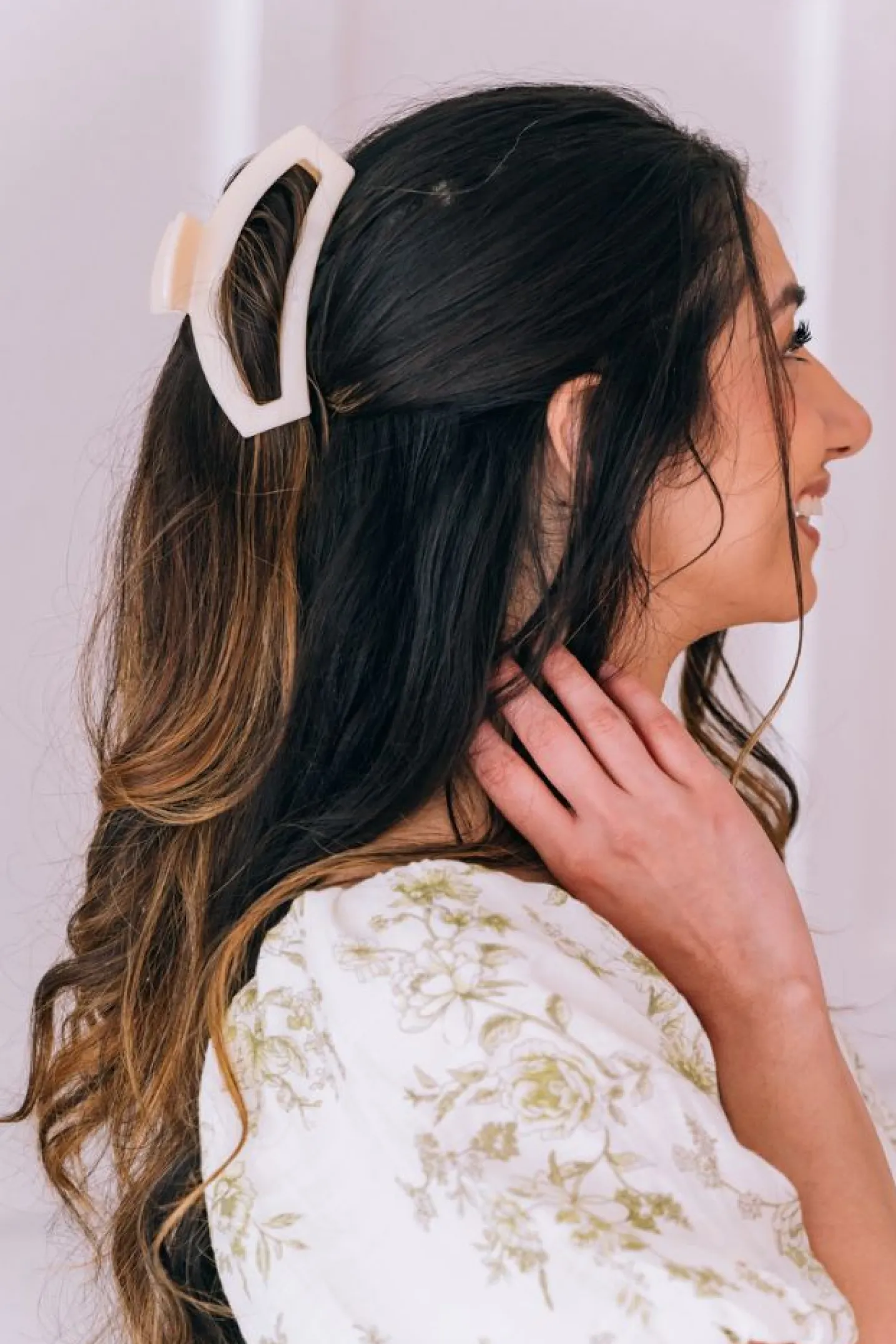 Open Almond Beige Medium Claw Hair Clip