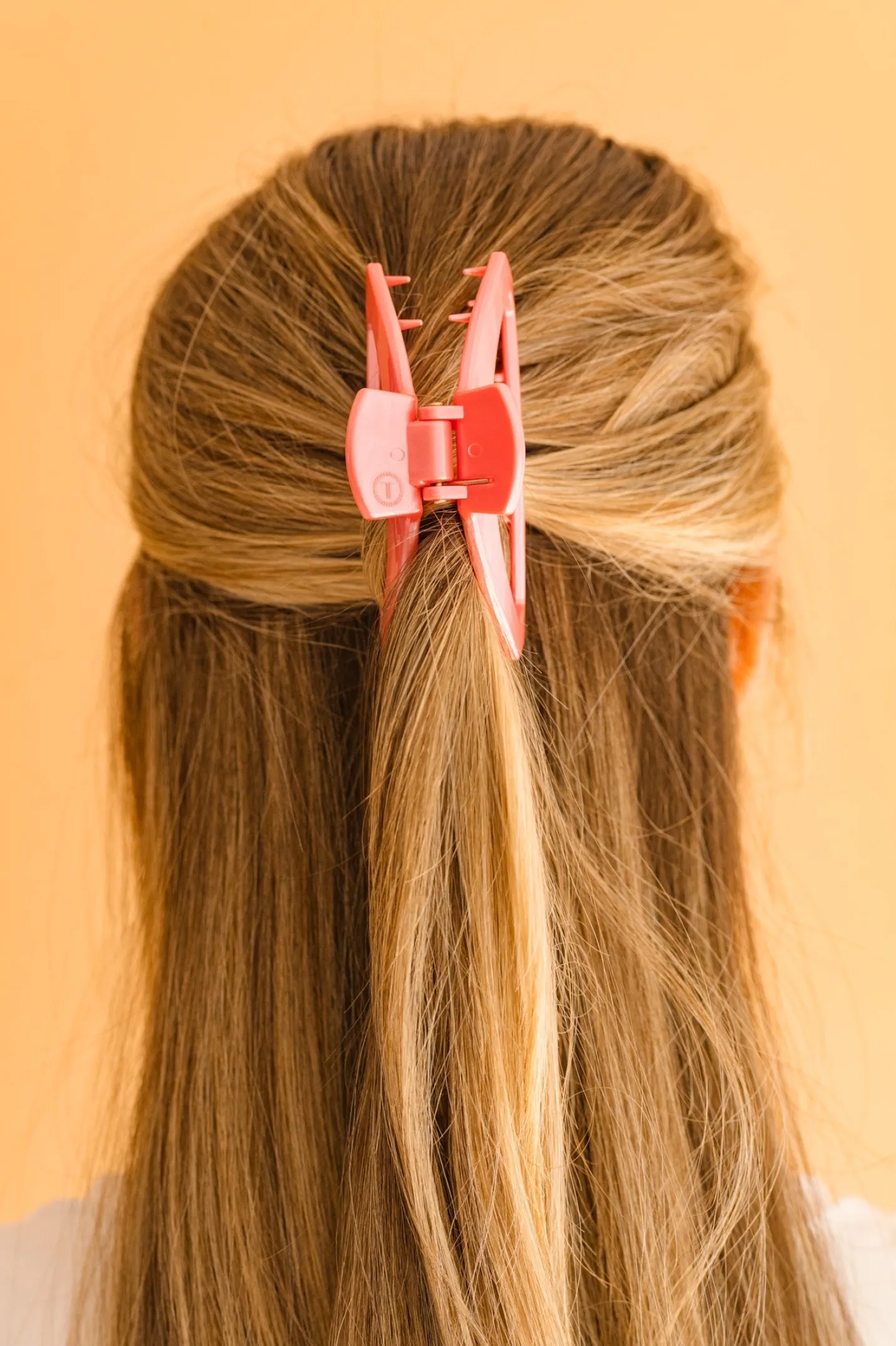 Open Calming Coral Medium Claw Hair Clip